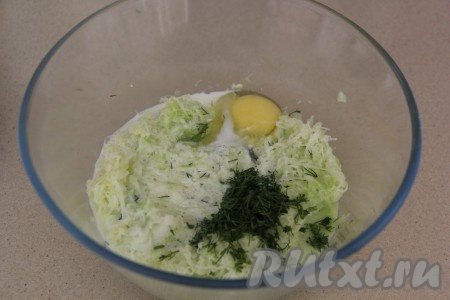 В кабачковую массу влить молоко.