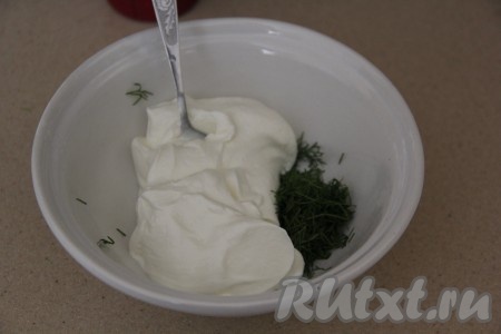 Для подачи можно приготовить сметанный соус с чесноком и зеленью, для этого соедините 200 грамм сметаны, 2 зубчика чеснока, пропущенных через пресс, и мелко нарезанный пучок укропа.