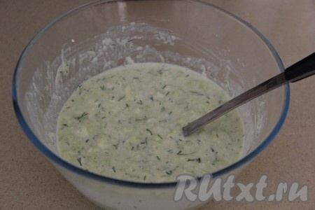 Тесто должно получиться не густым, поэтому, добавляя постепенно муку, ориентируйтесь на консистенцию теста. Влить растительное масло в кабачковое тесто и ещё раз перемешать.