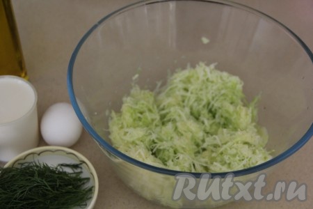 Кабачок вымыть (если шкурка тонкая, её можно не срезать) и натереть на мелкой тёрке. Можно измельчить кабачок в пюре с помощью блендера.