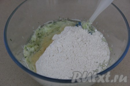 Небольшими порциями добавить муку.