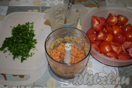 Петрушку промываем в воде, обсушиваем и мелко нарезаем.