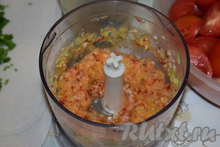 Прокручиваем овощи в блендере 1-2 минуты (до получения однородной кашицы). Можно перекрутить овощи на мясорубке.