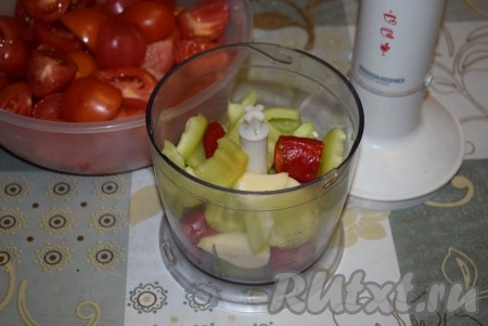 Перекладываем помидоры в глубокую ёмкость, у которой есть крышка (она понадобится нам в дальнейшем). Зубчики чеснока, нарезанные болгарские и острый перцы отправляем в блендер.
