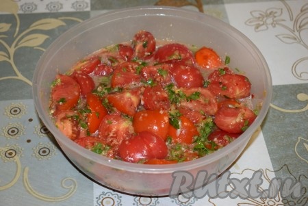 Закуску из помидоров в соусе из чеснока и болгарского перца накрываем крышкой и отправляем в холодильник на 2 часа для того, чтобы помидорчики промариновались и впитали в себя все ароматы и вкусы заправки.