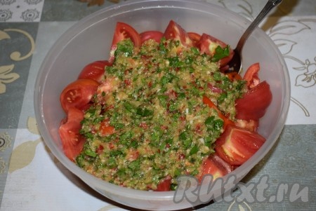 Выкладываем заливку к нарезанным на дольки помидорам, тщательно перемешиваем. Стараемся, чтобы пряная заливка равномерно покрывала все дольки помидоров.