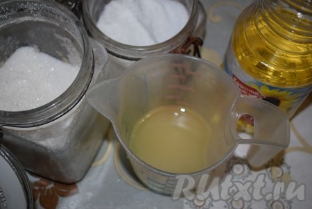 Далее приготовим заливку для нашей закуски, для этого отмеряем нужное количество растительного масла, добавляем к нему соль, сахар и уксус, хорошо перемешиваем.