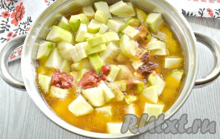 Овощи заливаем кипячёной водой, но не полностью (как на фото).