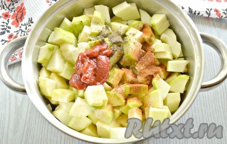 Добавляем томатную пасту, соль, паприку и чёрный молотый перец.