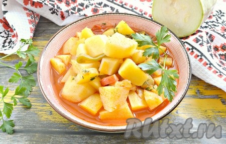 Приготовьте кабачки, тушёные с овощами и картошкой, и насладитесь насыщенным вкусом и ароматом этого простого блюда!