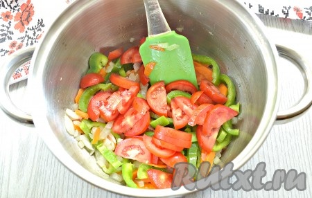 Затем выкладываем помидоры, нарезанные ломтиками, перемешиваем. Помидоры вскоре дадут сок, поэтому овощи уже будут тушиться. Томим их 3-4 минуты, не забывая иногда помешивать, чтобы овощи не подгорели.