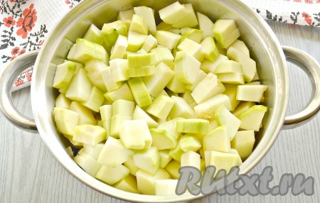 Кабачок, очищенный от кожуры и семян, нарезаем на брусочки и выкладываем поверх картошки. 