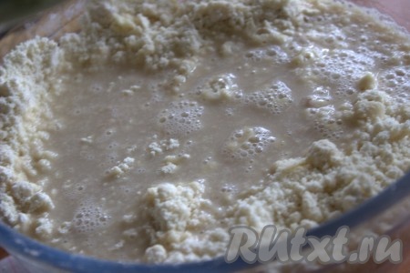 Затем смесь воды и дрожжей влить в миску к масляно-мучной крошке и начать замешивать тесто вначале ложкой, а затем продолжать вымешивать руками.