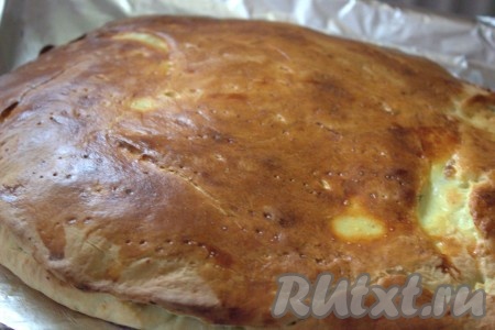 Готовый пирог ещё горячим смазать сливочным маслом.