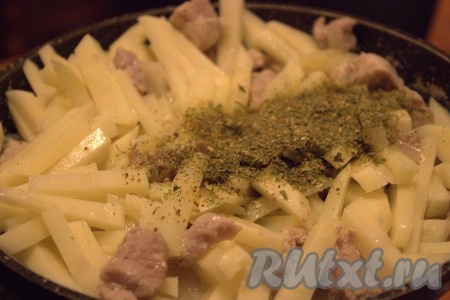 Затем в сковороду к тушёному мясу добавить очищенный и нарезанный брусочками картофель. Хорошо перемешать и готовить под крышкой 10-15 минут (до полной готовности картошки), приправить специями по вкусу, перемешать хорошо.