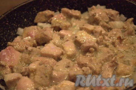 Тушить мясо под крышкой на среднем огне, иногда помешивая, в течение 20-25 минут. 
