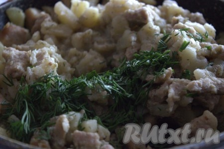 Когда картошка будет готова (станет мягкой, но будет держать форму), снять сковороду с огня, дать мясу с картофелем полностью остыть, добавить, по желанию, мелко нарезанный укроп, перемешать и начинка для дрожжевого пирога готова.
