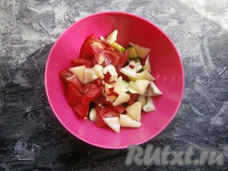 Добавить нарезанный такими же кусочками болгарский перец, заранее очищенный от семян, и мелко нарезанный перец чили.