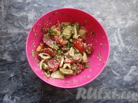 Салат перемешать и дать ему настояться в прохладном месте 30-40 минут.