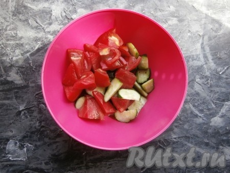 Огурцы и помидоры нарезать на кусочки среднего размера (например, на треугольники, дольки и т.д.).