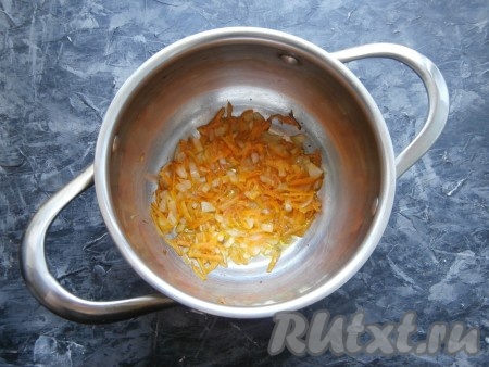 Обжарить лук 2 минуты на среднем огне, помешивая, затем добавить натёртую морковку и обжаривать овощи, помешивая лопаткой, до мягкости.