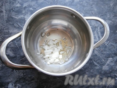 Морковь и лук очистить. Красную чечевицу хорошо промыть. Влить 1 столовую ложку масла в кастрюлю с толстым дном, добавить нарезанную кубиками луковицу.