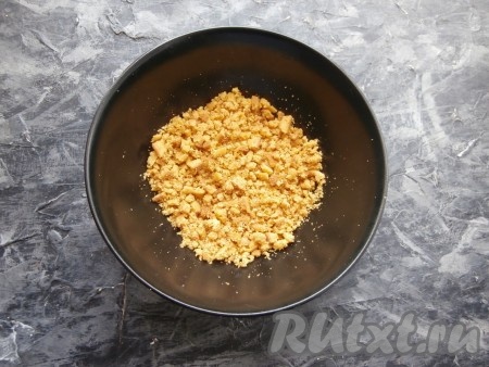 Далее обрезки остудить и раскрошить руками или измельчить в блендере.