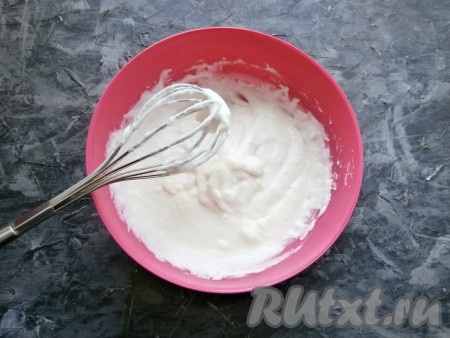 И сразу же сметанный крем перемешать, он немного загустеет. Поместить крем минут на 5-10 в холодильник.