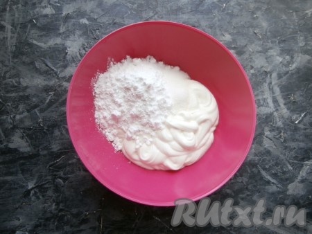 Остудить желатин до тёплого состояния. В миску выложить сметану, добавить ванильный сахар и сахарную пудру.