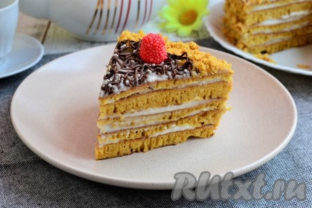 Я нарезала торт, когда крем ещё не очень хорошо застыл. Но даже и с неполностью стабилизировавшимся сметанным кремом медовик получился нежнейшим, просто тающим во рту.