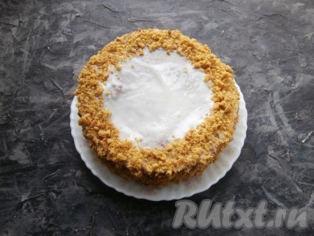 Бока и верх медовика также смазать сметанным кремом. Обсыпать крошкой из размолотых обрезков коржей бока торта и часть верха. Поместить тортик в холодильник на 1-1,5 часа.