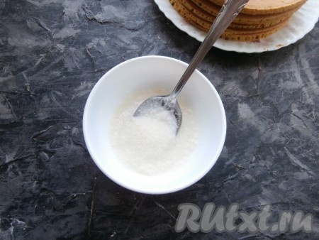 Теперь приготовим сметанный крем. Для этого прежде всего нужно желатин замочить в холодном молоке, оставить для набухания на 10 минут.