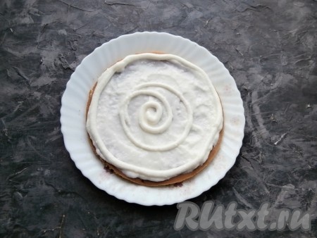 Затем подготовленные медовые коржи смазывать сметанным кремом, выкладывая их друг на друга и собирая тортик.