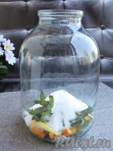 Всыпать сахар и лимонную кислоту.