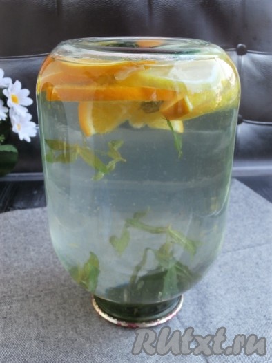 Залить банку доверху кипятком, закатать прокипячённой крышкой и перевернуть. Банку потрясти, чтобы весь сахар растворился.