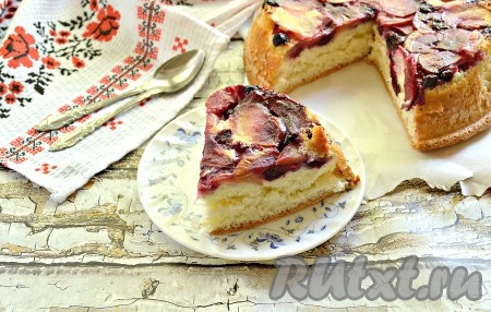 Остужаем пышную, ароматную, нежную шарлотку с яблоками и чёрной смородиной, разрезаем на кусочки и подаём к чаепитию.