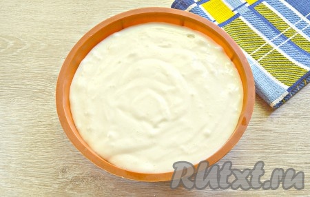 Заливаем яблоки и смородину тестом и ставим форму в духовку, прогретую до 180 градусов.