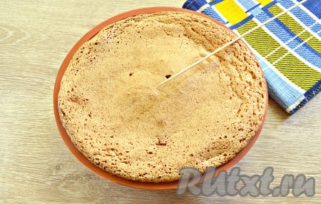 Шарлотку готовим, примерно, 30-35 минут. Время выпекания будет зависеть от свойств вашей духовки. Не открывайте дверцу духовки в процессе выпечки, чтобы пирог не опустился! Готовность шарлотки с яблоками и чёрной смородиной проверяем сухой деревянной лучиной: прокалываем пирог палочкой и сразу достаём её, если лучинка осталась сухой, значит выпечка готова. 
