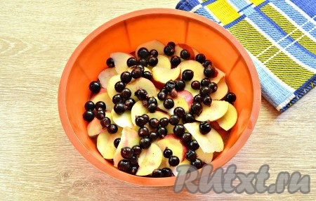 Форму для выпечки (у меня форма диаметром 18 см) смазываем кусочком сливочного масла. Яблоки моем и нарезаем тонкими ломтиками (кожуру можно не срезать). Свежую чёрную смородину отделяем от веточек, если они есть, промываем, обсушиваем слегка (если ягоды заморожены, то просто, достав из морозилки, оставляем их на несколько минут при комнатной температуре, размораживать их не нужно). В смазанную маслом форму выкладываем яблоки, сверху раскладываем чёрную смородину.