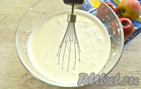 Взбиваем яйца с сахаром на средней скорости миксера в течение 5 минут. Получается пышная масса. Сахар должен полностью раствориться. Миксер нам больше не потребуется.
