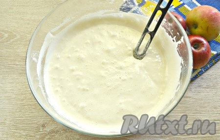 Соединяем муку с яичной массой с помощью ложки, перемешивая тесто аккуратно и не торопясь по часовой стрелке снизу вверх. Тесто получается воздушным и в меру густым.
