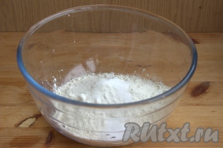 Для замешивания теста нужно в глубокую миску просеять 200 грамм муки.