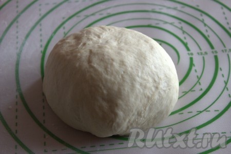 Хорошо перемешать и, небольшими порциями добавляя оставшуюся муку, замесить тесто. Муки может понадобиться немного меньше или больше. Добавляя муку, ориентируйтесь на консистенцию замешиваемого теста, оно должно получиться гладким, эластичным и нежным. Сформировать тесто в шар, выложить в удобную миску, накрыть полотенцем и убрать в тёплое место на 1 час (тесто должно увеличиться в объёме, примерно, вдвое).