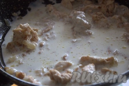 Затем к обжаренному куриному филе добавить жирные сливки (или 2 столовые ложки жирной сметаны, смешанной с 1/2 чайной ложки сахара), перемешать и тушить до загустения соуса (у меня на загустение соуса потребовалось 8 минут), снять с огня и дать полностью остыть.