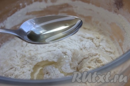 Затем добавить растительное масло. 