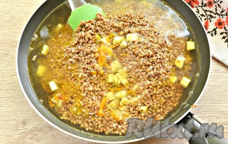 Заливаем гречку с овощами кипячёной водой (или мясным бульоном) комнатной температуры. Если вы хотите, чтобы ваша гречневая каша с кабачками была рассыпчатой, то потребуется 2 стакана жидкости. Для получения более вязкой структуры каши влейте 2,5 стакана воды (или бульона).
