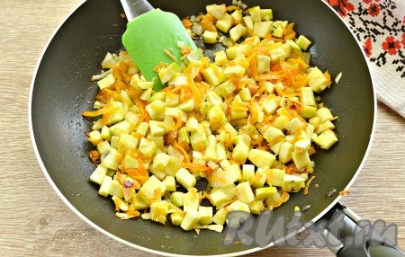 Не забываем овощи время от времени перемешивать.