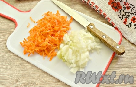 Перед началом варки гречневую крупу перебираем, удаляем чёрные зернышки, а затем хорошо промываем её под проточной водой. Морковь, лук очищаем. Я использовала молодой кабачок, но всё равно срезала с него шкурку и удалила видневшиеся семена. Морковь измельчаем с помощью тёрки. Репчатый лук нарезаем кусочками.
