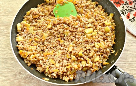 Ингредиенты перемешиваем, сковороду накрываем крышкой, даём воде (или мясному бульону) закипеть на среднем огне, а затем томим кашу 20 минут. Пару раз в процессе приготовления перемешайте.