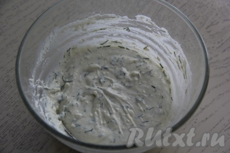 Тесто получится однородным, достаточно густым, оно будет напоминать тесто для оладий.